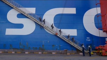 堅守國門安全，暢通國際航運 洋山港海事部門高效保障國際航行船舶船員換班